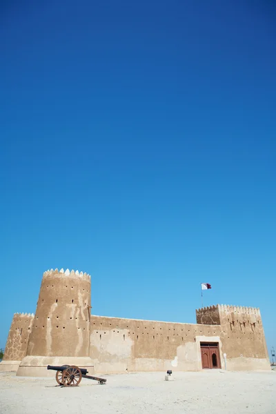 Reconstruído histórico Fort Zubarah (Al Zubara) no nordeste dos desertos do Qatar na borda do golfo persa em um dia ensolarado de verão — Fotografia de Stock