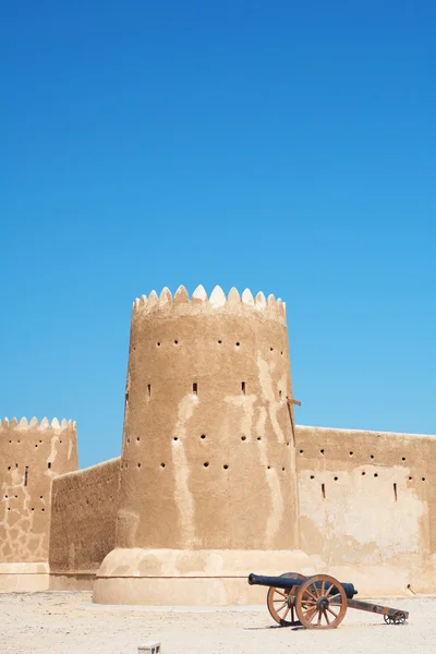 Rebuilt historic Fort Zubarah (Al Zubara) in North East of the deserts of Qatar on the edge of the Persian gulf on a sunny summer day — Stock Photo, Image