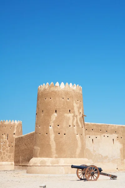 Reconstruído histórico Fort Zubarah (Al Zubara) no nordeste dos desertos do Qatar na borda do golfo persa em um dia ensolarado de verão — Fotografia de Stock