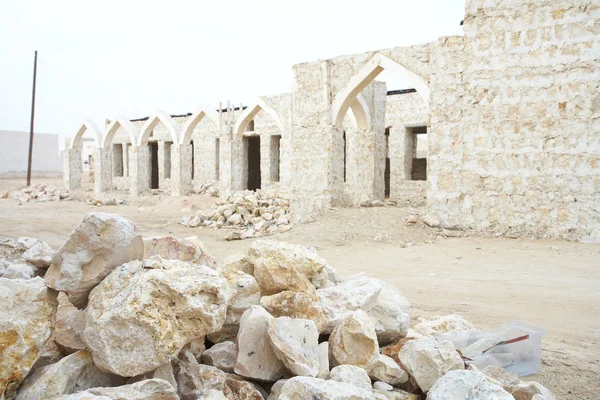 Byggarbetsplatsen och tomma byggnader som byggs i öknen staden al wakrah (al wakra), qatar, i Mellanöstern — Stockfoto