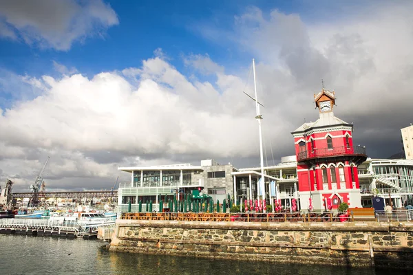 La puerta Nelson Mandela a Robben Island y Clocktower en el paseo marítimo de Ciudad del Cabo en Sudáfrica —  Fotos de Stock