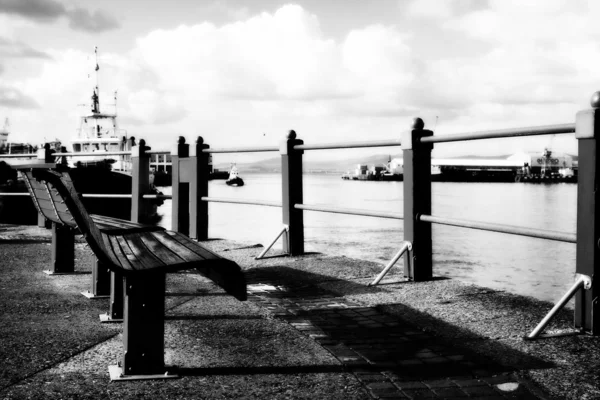在开普敦海滨海港在南非，与小船上一个阴天的背景中的两个席位. — 图库照片