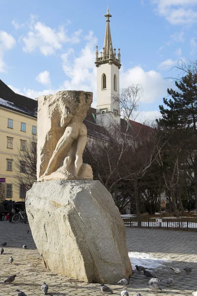 Palomas alrededor de una estatua a medio terminar en Viena, Austria . — Foto de Stock