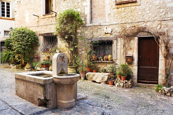 Färskt vattenfontän i centrum av den pittoreska lilla franska kulle byn saint-paul de Vence, södra Frankrike, — Stockfoto