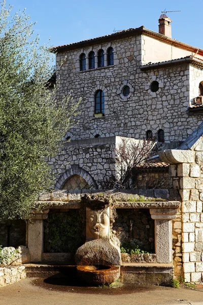 Szökőkutak és épületek, az ablakok és ajtók a furcsa kis francia falu a hegytetőn a saint-paul-de-vence, Franciaország, — Stock Fotó