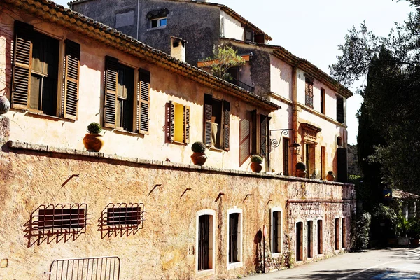 Budynki z okien i drzwi w osobliwy trochę francuski miasteczku na szczycie wzgórza saint-paul de Vence, we Francji — Zdjęcie stockowe