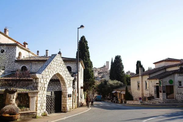 Budynki z okien i drzwi w osobliwy trochę francuski miasteczku na szczycie wzgórza saint-paul de Vence, we Francji — Zdjęcie stockowe