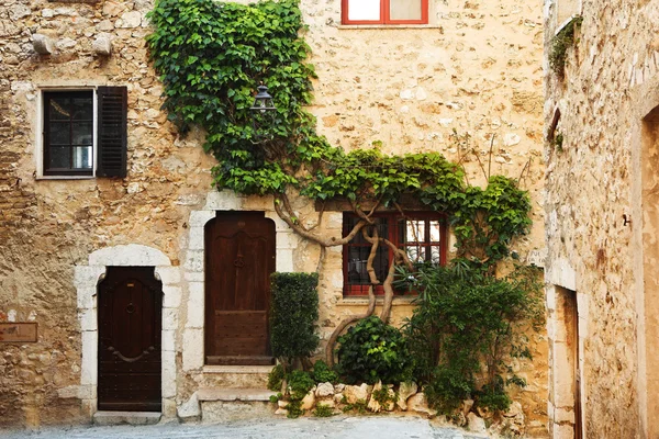 Buildings with windows and doors in the quaint little French hilltop village of Saint-Paul de Vence, Southern France, — Stock Photo, Image