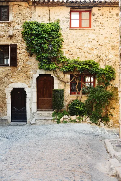 Byggnader med fönster och dörrar i den pittoreska lilla franska kulle byn saint-paul de Vence, södra Frankrike — Stockfoto