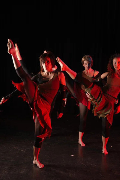 Un grupo de bailarines de hip-hop femeninos y masculinos — Foto de Stock