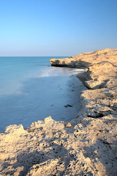 Kamienistej plaży, na skraju pustyni w Duchan (dugan) w Katarze, Bliskiego Wschodu. zachód godzina, Typ obrazu hdr. — Zdjęcie stockowe