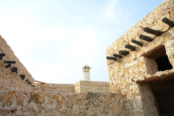 Byggarbetsplatsen och tomma byggnader som byggs i öknen staden al wakrah (al wakra), qatar, i Mellanöstern — Stockfoto