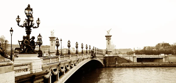 Pont alexandre iii-桥在巴黎，法国。关于汽车驾驶阴郁的冬天天的运动。副本空间. — 图库照片