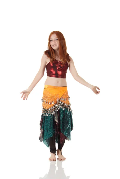 Unga kaukasiska magen dansande flicka — Stockfoto