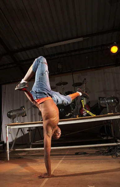 Único dançarino de hip-hop estilo livre — Fotografia de Stock