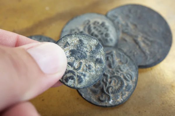 Człowieka posiadającego zabytkowe Stare monety grecko-rzymskiego z Turcji — Zdjęcie stockowe