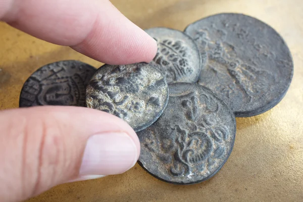 Un hombre sosteniendo antiguas monedas greco-romanas de Turquía —  Fotos de Stock