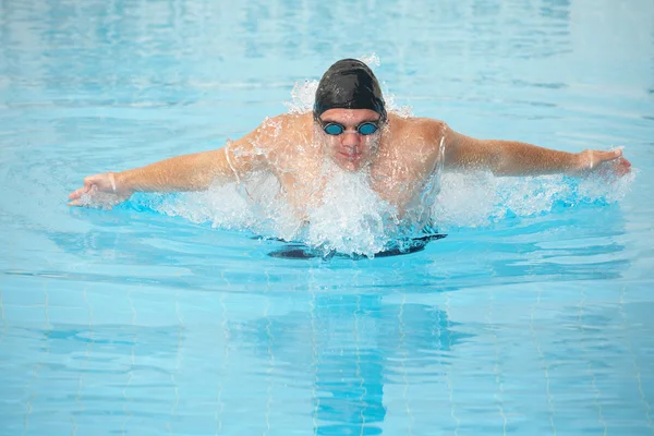 Friska unga vuxna manliga vattenlevande idrottsman nen. — Stockfoto