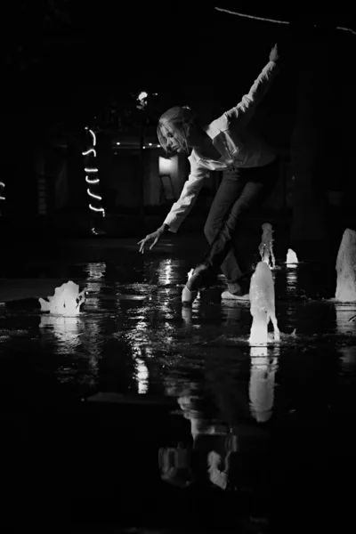 夜に踊る若い大人金髪バレリーナ — ストック写真