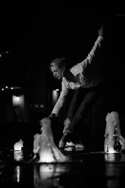 夜に踊る若い大人金髪バレリーナ — ストック写真