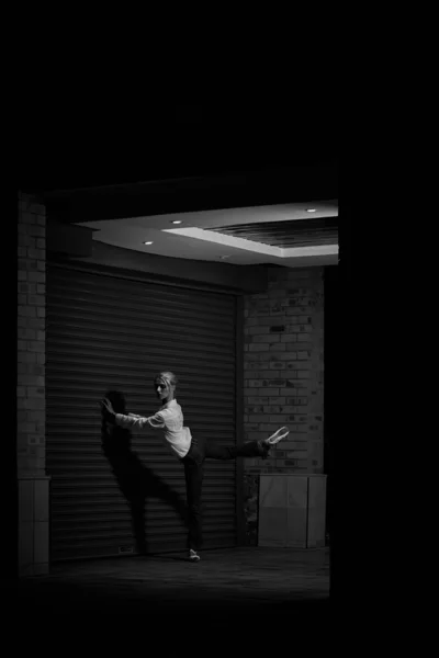 Genç Yetişkin sarışın balerin dans geceleri — Stok fotoğraf