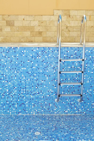 Голубой выложенный плиткой пустой бассейн в солнечный день без воды — стоковое фото