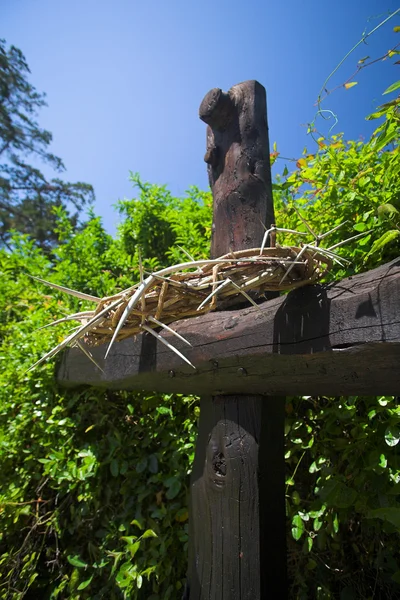 Coroa de espinhos em uma cruz de madeira — Fotografia de Stock