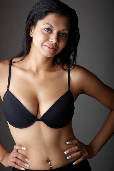 Jeune femme adulte indienne voluptueuse — Photo