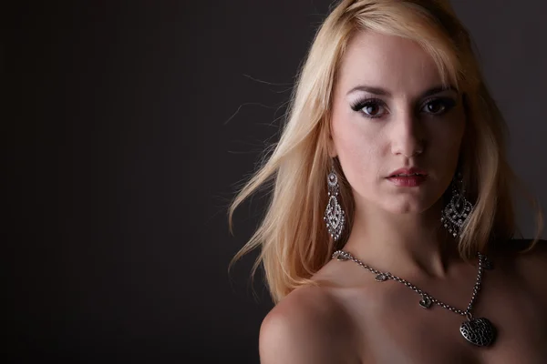 Jeune femme caucasienne adulte aux cheveux blonds et bijoux proéminents — Photo