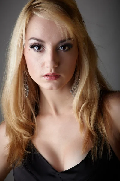 Молодая белая женщина с светлыми волосами и выдающимися украшениями — стоковое фото
