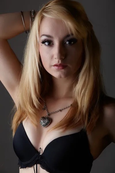 Jeune femme caucasienne adulte aux cheveux blonds et bijoux proéminents — Photo