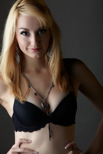 Jeune femme caucasienne adulte aux cheveux blonds et bijoux proéminents — Photo