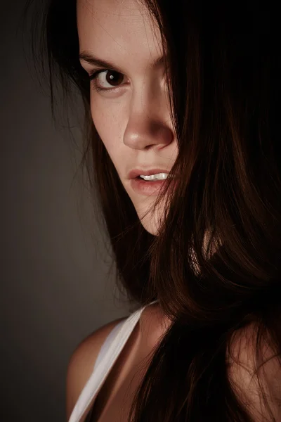 Portrait of a beautiful and tall young adult caucasian woman with long brown hair — Stock Photo, Image