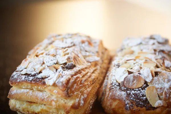 Croissant de chocolate con almendras — Foto de Stock