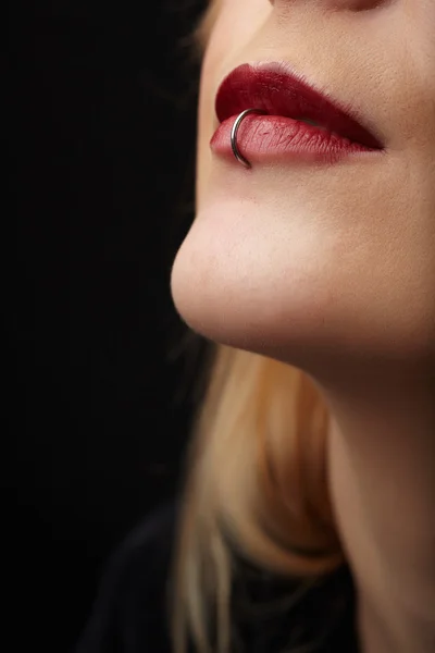 Lábios vermelhos perfurados — Fotografia de Stock