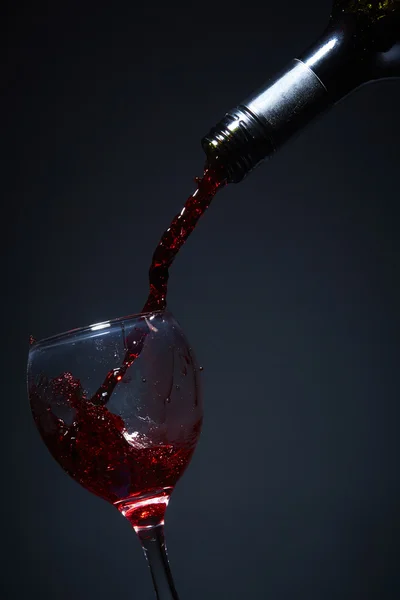 Pouring red wine — Stock Photo, Image