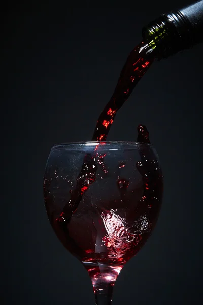 Pouring red wine — Stock Photo, Image