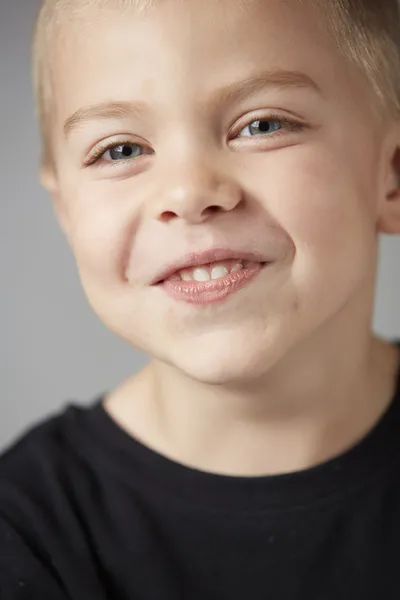 Jovem caucasiano menino — Fotografia de Stock