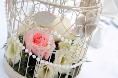 çiçek aranjmanı çiçek ile kafes