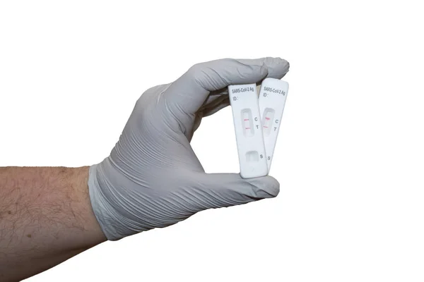 手套手携带快速家庭Covid 19抗原试剂盒 显示阳性结果 侧流测试 因白人背景而被隔离 — 图库照片