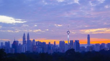 Kuala Lumpur şehrinin 4K zaman aşımı hareketi. Yan sol efekt