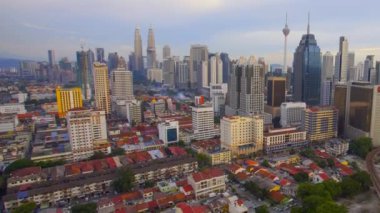 Gün doğumunda Kuala Lumpur şehrinin zamanı. Eğim UP etkisi