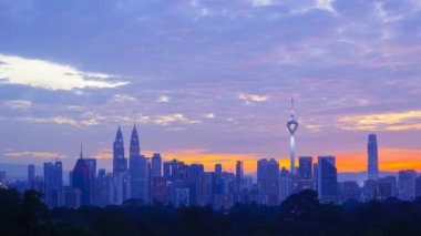 Kuala Lumpur şehrinin 4K zaman aşımı hareketi. Yan sol efekt