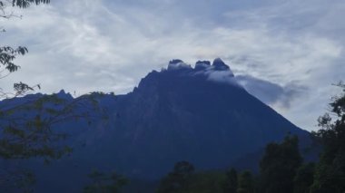 4K Kinabalu Dağı 'nın Timelapse' ını dramatik bulut hareketleriyle kapatın. Yan sol efekt