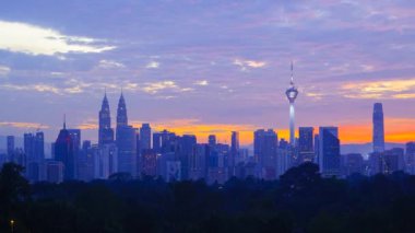 Kuala Lumpur şehrinin 4K zaman aşımı hareketi. Yan sol efekt