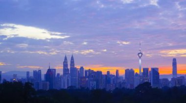 Kuala Lumpur şehrinin 4K zaman aşımı hareketi. Yan sol efekt