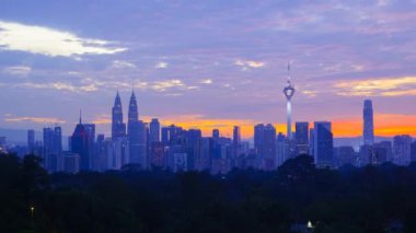 Kuala Lumpur şehrinin 4K zaman aşımı hareketi. Yan sol efekt
