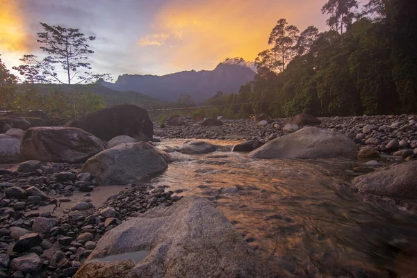 Vista Nascer Sol Rio Com Majestoso Monte Kinabalu Fundo — Fotografia de Stock