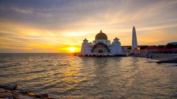 マラッカ海峡モスク Masjid Selat Melaka マレーシアマラッカ町近くの人工島にあるモスクです — ストック写真