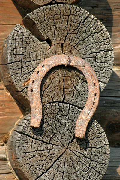 eski ahşap evin duvarında at nalı